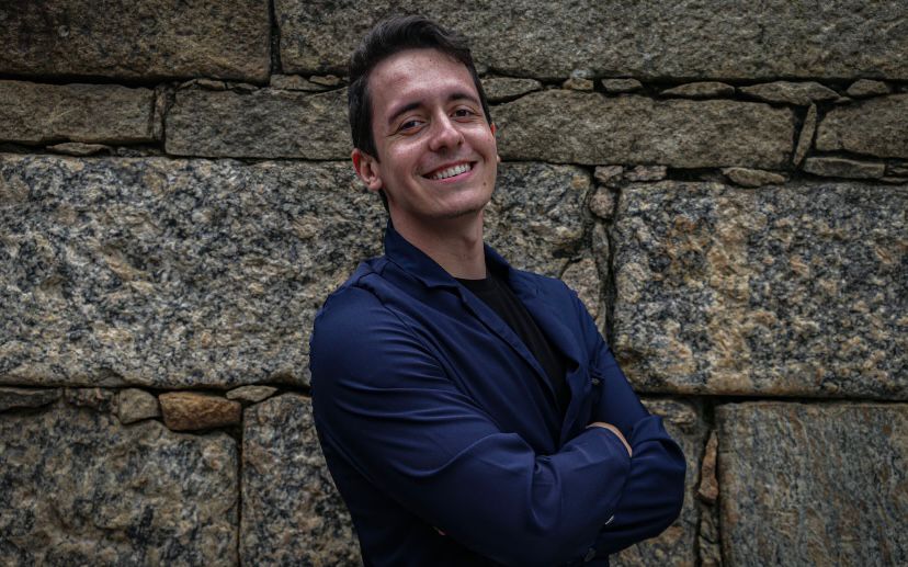 Dr. Eduardo Monteiro no consultório da Clínica Monteiro
